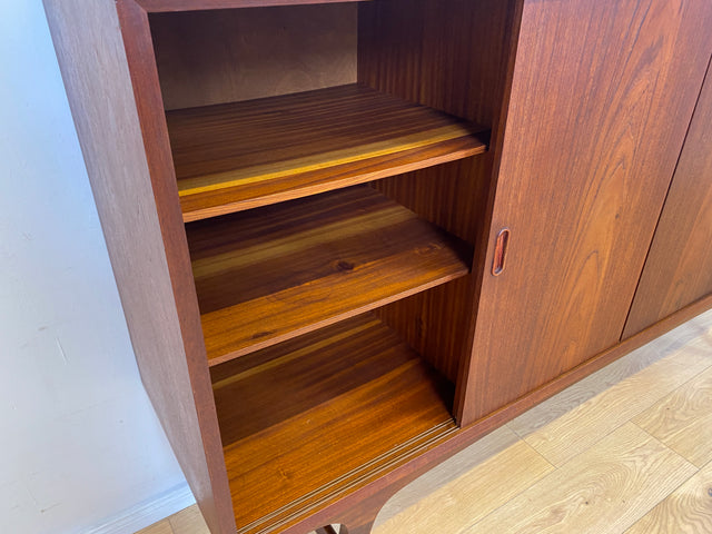 Stilvolles skandinavisches Mid-Century Highboard mit Schiebetüren & Schubladen I Vollholz in Teak I Schrank Sideboard Kommode Barschrank Anrichte Danish Design Vintage 60er