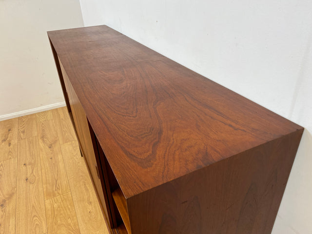 Stilvolles skandinavisches Mid-Century Highboard mit Schiebetüren & Schubladen I Vollholz in Teak I Schrank Sideboard Kommode Barschrank Anrichte Danish Design Vintage 60er
