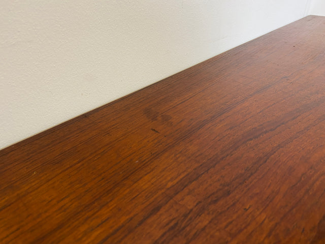 Stilvolles skandinavisches Mid-Century Highboard mit Schiebetüren & Schubladen I Vollholz in Teak I Schrank Sideboard Kommode Barschrank Anrichte Danish Design Vintage 60er