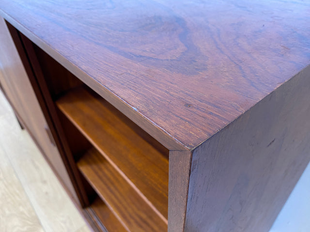 Stilvolles skandinavisches Mid-Century Highboard mit Schiebetüren & Schubladen I Vollholz in Teak I Schrank Sideboard Kommode Barschrank Anrichte Danish Design Vintage 60er