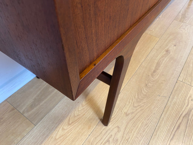Stilvolles skandinavisches Mid-Century Highboard mit Schiebetüren & Schubladen I Vollholz in Teak I Schrank Sideboard Kommode Barschrank Anrichte Danish Design Vintage 60er