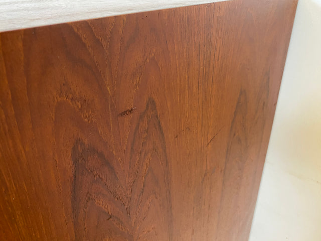 Stilvolles skandinavisches Mid-Century Highboard mit Schiebetüren & Schubladen I Vollholz in Teak I Schrank Sideboard Kommode Barschrank Anrichte Danish Design Vintage 60er