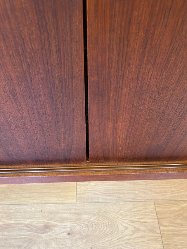 Stilvolles skandinavisches Mid-Century Highboard mit Schiebetüren & Schubladen I Vollholz in Teak I Schrank Sideboard Kommode Barschrank Anrichte Danish Design Vintage 60er