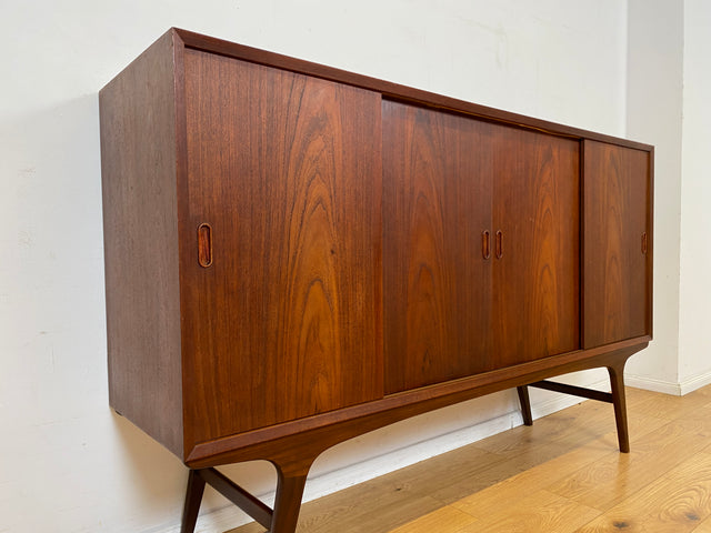 Stilvolles skandinavisches Mid-Century Highboard mit Schiebetüren & Schubladen I Vollholz in Teak I Schrank Sideboard Kommode Barschrank Anrichte Danish Design Vintage 60er