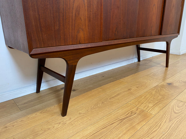 Stilvolles skandinavisches Mid-Century Highboard mit Schiebetüren & Schubladen I Vollholz in Teak I Schrank Sideboard Kommode Barschrank Anrichte Danish Design Vintage 60er