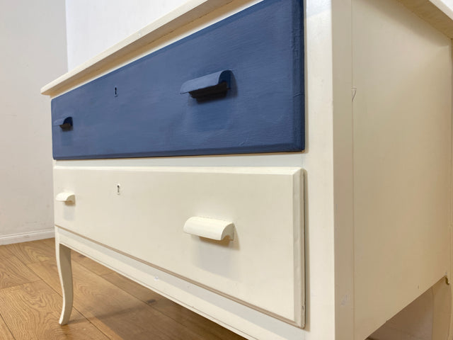 Sehr hübsche weiße skandinavische 50er Jahre Kommode aus vollem Holz mit geräumigen Schubladen & Holzgriffen I Schubladekommode Wäschekommode Sideboard Schrank Vintage 60er I