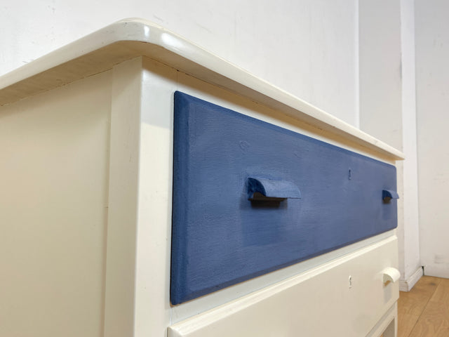 Sehr hübsche weiße skandinavische 50er Jahre Kommode aus vollem Holz mit geräumigen Schubladen & Holzgriffen I Schubladekommode Wäschekommode Sideboard Schrank Vintage 60er I