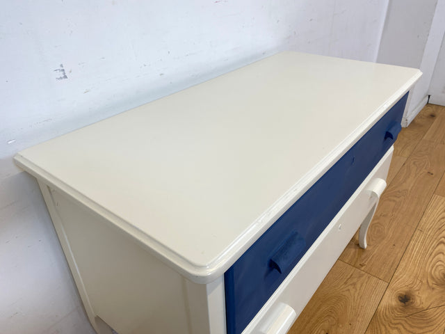 Sehr hübsche weiße skandinavische 50er Jahre Kommode aus vollem Holz mit geräumigen Schubladen & Holzgriffen I Schubladekommode Wäschekommode Sideboard Schrank Vintage 60er I