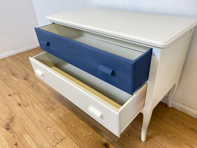 Sehr hübsche weiße skandinavische 50er Jahre Kommode aus vollem Holz mit geräumigen Schubladen & Holzgriffen I Schubladekommode Wäschekommode Sideboard Schrank Vintage 60er I