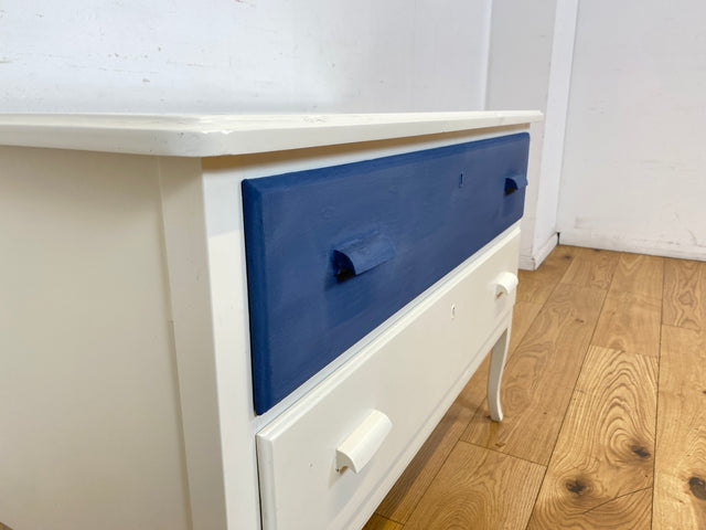 Sehr hübsche weiße skandinavische 50er Jahre Kommode aus vollem Holz mit geräumigen Schubladen & Holzgriffen I Schubladekommode Wäschekommode Sideboard Schrank Vintage 60er I
