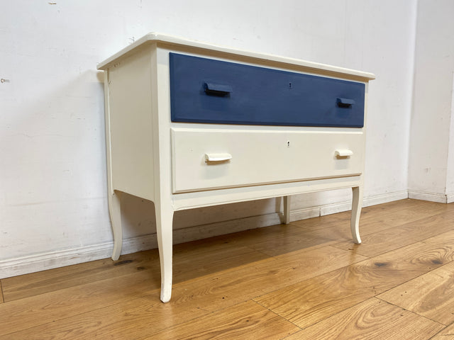 Sehr hübsche weiße skandinavische 50er Jahre Kommode aus vollem Holz mit geräumigen Schubladen & Holzgriffen I Schubladekommode Wäschekommode Sideboard Schrank Vintage 60er I