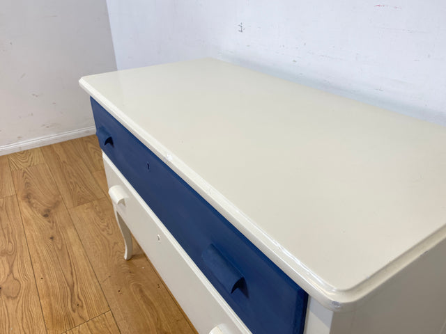Sehr hübsche weiße skandinavische 50er Jahre Kommode aus vollem Holz mit geräumigen Schubladen & Holzgriffen I Schubladekommode Wäschekommode Sideboard Schrank Vintage 60er I