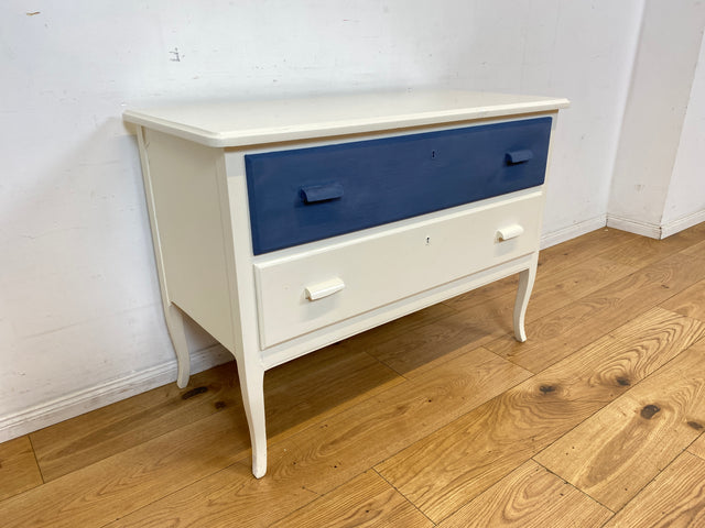Sehr hübsche weiße skandinavische 50er Jahre Kommode aus vollem Holz mit geräumigen Schubladen & Holzgriffen I Schubladekommode Wäschekommode Sideboard Schrank Vintage 60er I