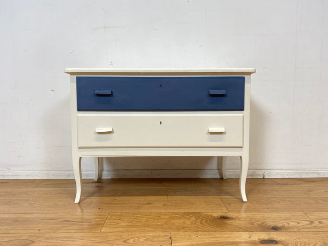 Sehr hübsche weiße skandinavische 50er Jahre Kommode aus vollem Holz mit geräumigen Schubladen & Holzgriffen I Schubladekommode Wäschekommode Sideboard Schrank Vintage 60er I