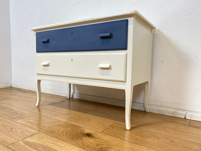 Sehr hübsche weiße skandinavische 50er Jahre Kommode aus vollem Holz mit geräumigen Schubladen & Holzgriffen I Schubladekommode Wäschekommode Sideboard Schrank Vintage 60er I