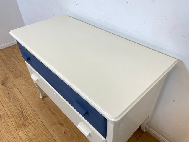 Sehr hübsche weiße skandinavische 50er Jahre Kommode aus vollem Holz mit geräumigen Schubladen & Holzgriffen I Schubladekommode Wäschekommode Sideboard Schrank Vintage 60er I