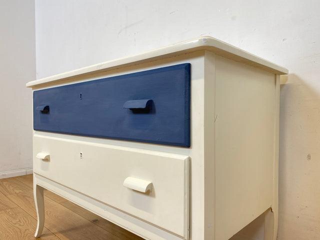 Sehr hübsche weiße skandinavische 50er Jahre Kommode aus vollem Holz mit geräumigen Schubladen & Holzgriffen I Schubladekommode Wäschekommode Sideboard Schrank Vintage 60er I