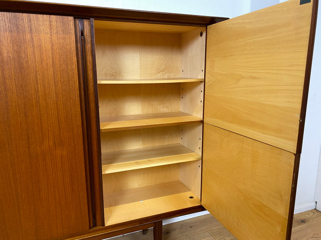 Stilvolles Mid-Century Designer Highboard von Hilker in Teakholz mit Schiebetüren I Schrank Sideboard Anrichte Bücherschrank Wohnzimmerschrank Danisch Design Vintage Teak I
