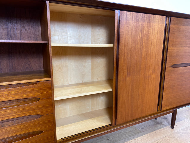 Stilvolles Mid-Century Designer Highboard von Hilker in Teakholz mit Schiebetüren I Schrank Sideboard Anrichte Bücherschrank Wohnzimmerschrank Danisch Design Vintage Teak I