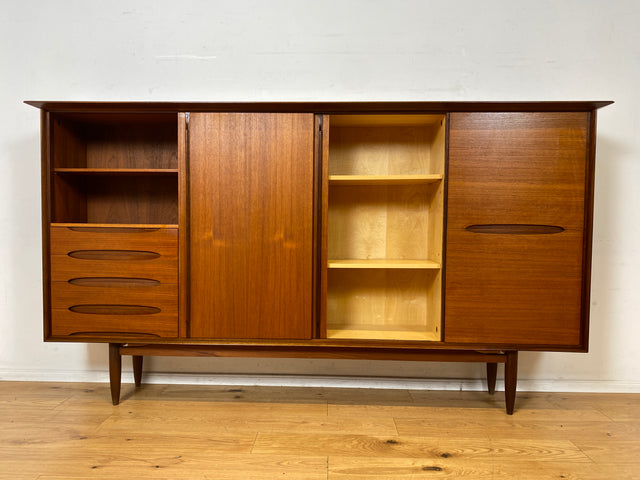 Stilvolles Mid-Century Designer Highboard von Hilker in Teakholz mit Schiebetüren I Schrank Sideboard Anrichte Bücherschrank Wohnzimmerschrank Danisch Design Vintage Teak I