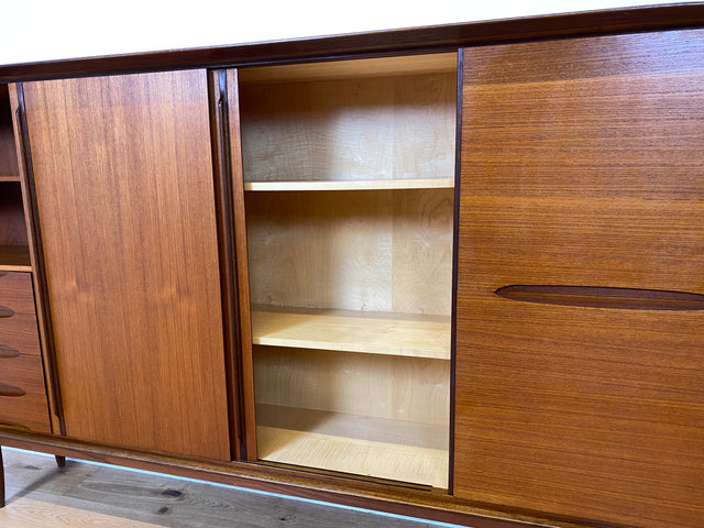 Stilvolles Mid-Century Designer Highboard von Hilker in Teakholz mit Schiebetüren I Schrank Sideboard Anrichte Bücherschrank Wohnzimmerschrank Danisch Design Vintage Teak I