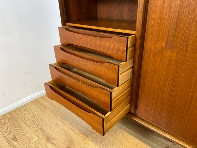 Stilvolles Mid-Century Designer Highboard von Hilker in Teakholz mit Schiebetüren I Schrank Sideboard Anrichte Bücherschrank Wohnzimmerschrank Danisch Design Vintage Teak I