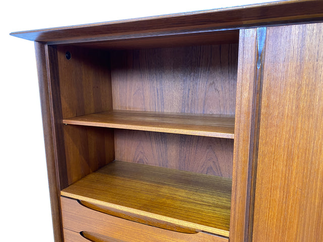 Stilvolles Mid-Century Designer Highboard von Hilker in Teakholz mit Schiebetüren I Schrank Sideboard Anrichte Bücherschrank Wohnzimmerschrank Danisch Design Vintage Teak I
