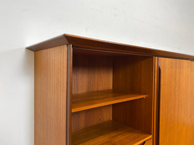 Stilvolles Mid-Century Designer Highboard von Hilker in Teakholz mit Schiebetüren I Schrank Sideboard Anrichte Bücherschrank Wohnzimmerschrank Danisch Design Vintage Teak I