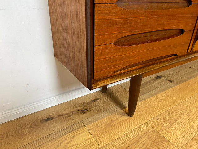 Stilvolles Mid-Century Designer Highboard von Hilker in Teakholz mit Schiebetüren I Schrank Sideboard Anrichte Bücherschrank Wohnzimmerschrank Danisch Design Vintage Teak I