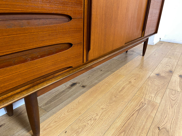 Stilvolles Mid-Century Designer Highboard von Hilker in Teakholz mit Schiebetüren I Schrank Sideboard Anrichte Bücherschrank Wohnzimmerschrank Danisch Design Vintage Teak I