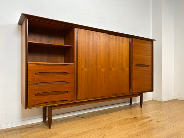 Stilvolles Mid-Century Designer Highboard von Hilker in Teakholz mit Schiebetüren I Schrank Sideboard Anrichte Bücherschrank Wohnzimmerschrank Danisch Design Vintage Teak I