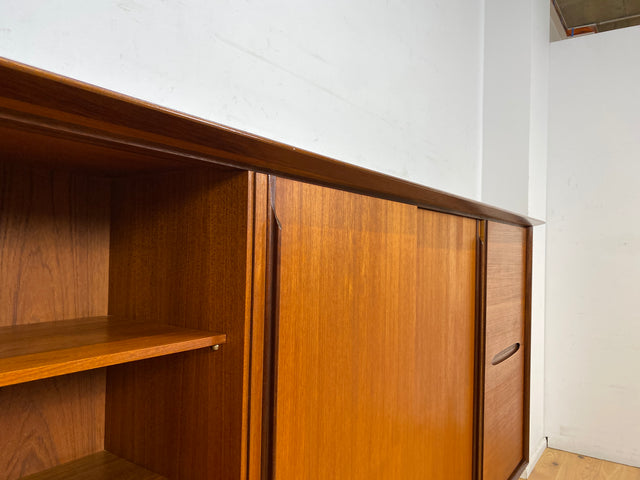 Stilvolles Mid-Century Designer Highboard von Hilker in Teakholz mit Schiebetüren I Schrank Sideboard Anrichte Bücherschrank Wohnzimmerschrank Danisch Design Vintage Teak I