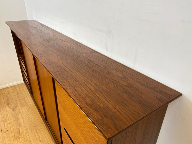 Stilvolles Mid-Century Designer Highboard von Hilker in Teakholz mit Schiebetüren I Schrank Sideboard Anrichte Bücherschrank Wohnzimmerschrank Danisch Design Vintage Teak I