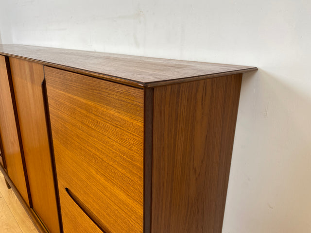 Stilvolles Mid-Century Designer Highboard von Hilker in Teakholz mit Schiebetüren I Schrank Sideboard Anrichte Bücherschrank Wohnzimmerschrank Danisch Design Vintage Teak I
