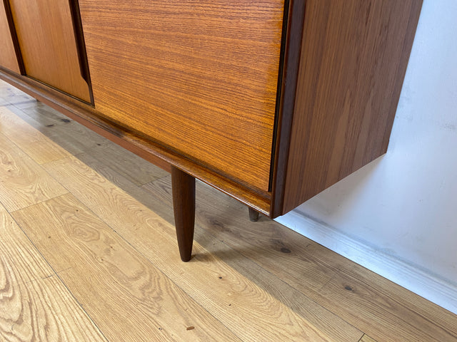Stilvolles Mid-Century Designer Highboard von Hilker in Teakholz mit Schiebetüren I Schrank Sideboard Anrichte Bücherschrank Wohnzimmerschrank Danisch Design Vintage Teak I