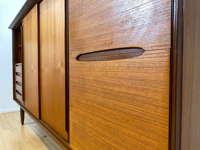 Stilvolles Mid-Century Designer Highboard von Hilker in Teakholz mit Schiebetüren I Schrank Sideboard Anrichte Bücherschrank Wohnzimmerschrank Danisch Design Vintage Teak I
