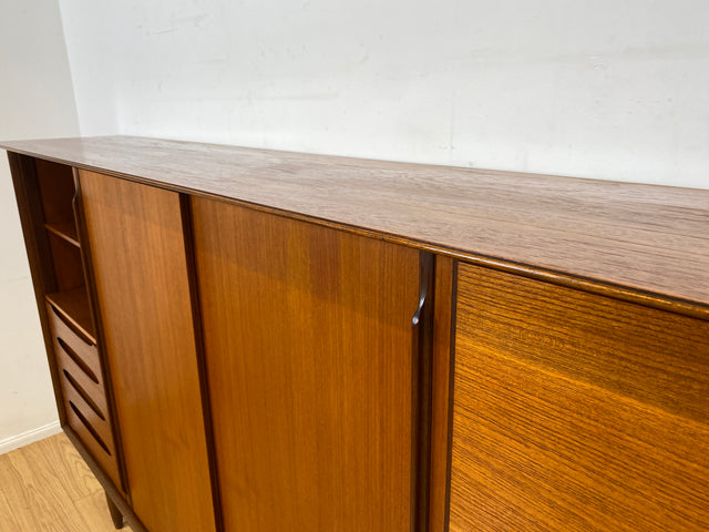 Stilvolles Mid-Century Designer Highboard von Hilker in Teakholz mit Schiebetüren I Schrank Sideboard Anrichte Bücherschrank Wohnzimmerschrank Danisch Design Vintage Teak I