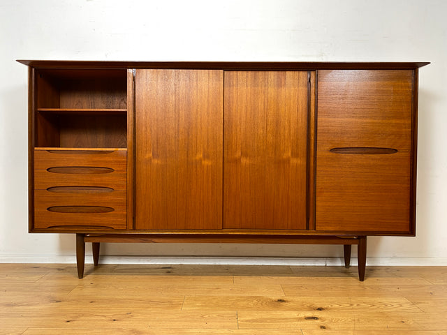 Stilvolles Mid-Century Designer Highboard von Hilker in Teakholz mit Schiebetüren I Schrank Sideboard Anrichte Bücherschrank Wohnzimmerschrank Danisch Design Vintage Teak I