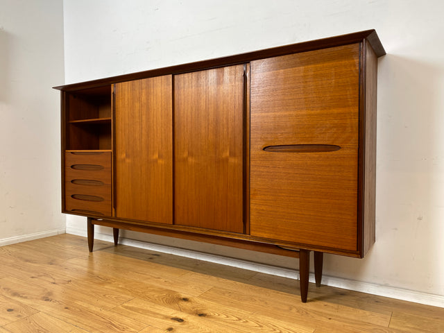 Stilvolles Mid-Century Designer Highboard von Hilker in Teakholz mit Schiebetüren I Schrank Sideboard Anrichte Bücherschrank Wohnzimmerschrank Danisch Design Vintage Teak I