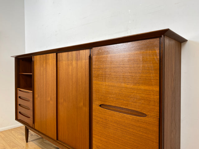 Stilvolles Mid-Century Designer Highboard von Hilker in Teakholz mit Schiebetüren I Schrank Sideboard Anrichte Bücherschrank Wohnzimmerschrank Danisch Design Vintage Teak I