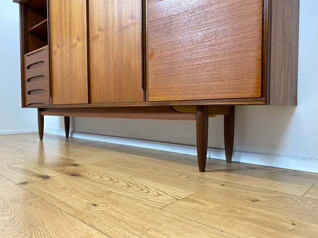 Stilvolles Mid-Century Designer Highboard von Hilker in Teakholz mit Schiebetüren I Schrank Sideboard Anrichte Bücherschrank Wohnzimmerschrank Danisch Design Vintage Teak I