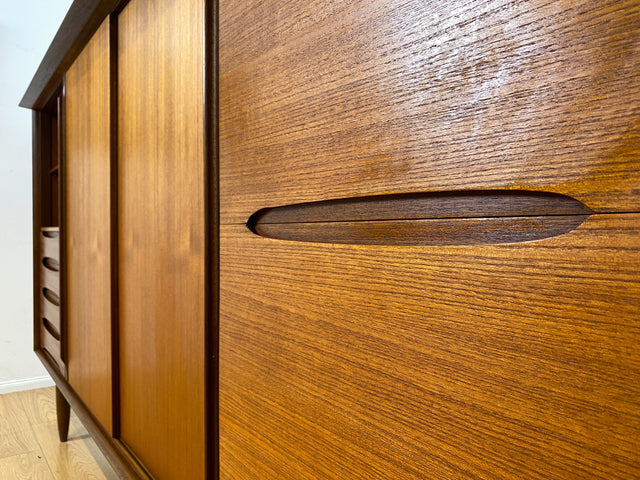 Stilvolles Mid-Century Designer Highboard von Hilker in Teakholz mit Schiebetüren I Schrank Sideboard Anrichte Bücherschrank Wohnzimmerschrank Danisch Design Vintage Teak I