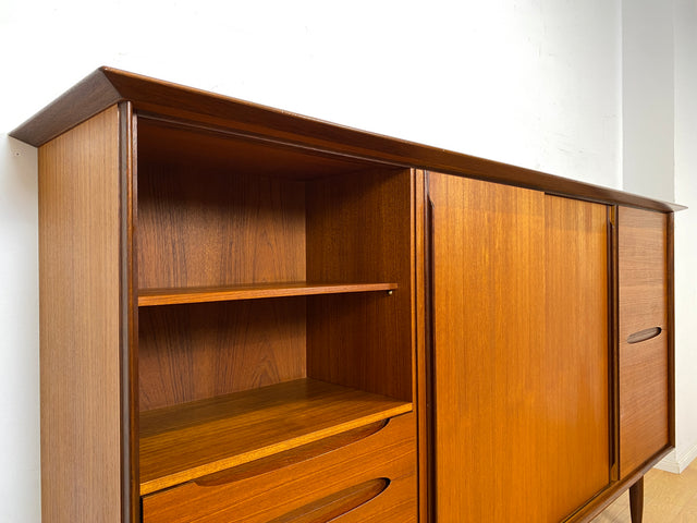Stilvolles Mid-Century Designer Highboard von Hilker in Teakholz mit Schiebetüren I Schrank Sideboard Anrichte Bücherschrank Wohnzimmerschrank Danisch Design Vintage Teak I