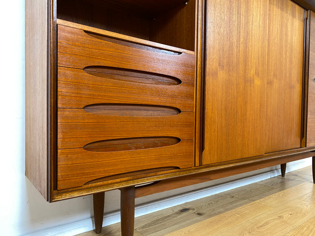 Stilvolles Mid-Century Designer Highboard von Hilker in Teakholz mit Schiebetüren I Schrank Sideboard Anrichte Bücherschrank Wohnzimmerschrank Danisch Design Vintage Teak I