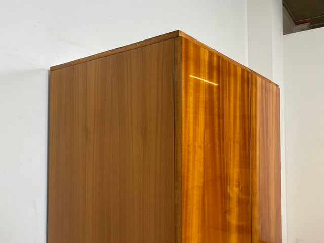 WMK I Das Glanzstück I Perfekt aufgeteilter Mid-Century Kleiderschrank aus 1967 mit Schubladen I Schrank Schlafzimmerschrank Wäscheschrank Wardrobe Vintage Retro 60er 70er I Berlin Leipzig Hamburg