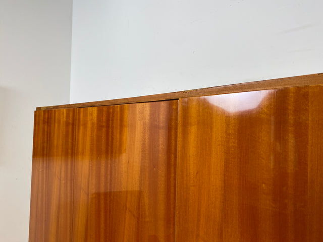 WMK I Das Glanzstück I Perfekt aufgeteilter Mid-Century Kleiderschrank aus 1967 mit Schubladen