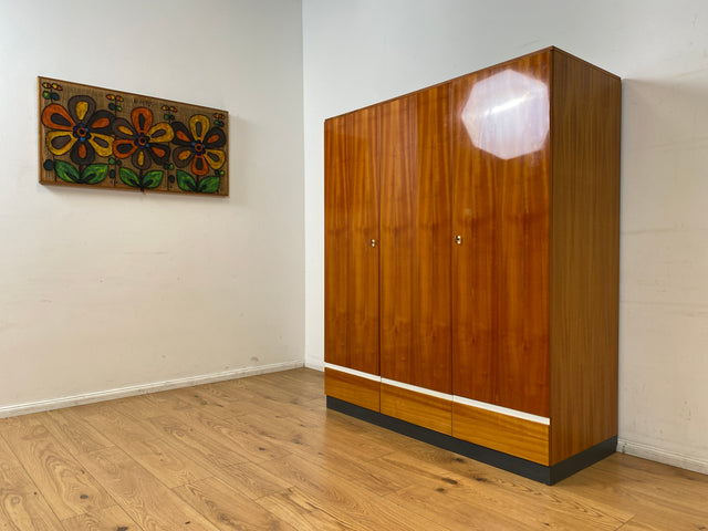 WMK I Das Glanzstück I Perfekt aufgeteilter Mid-Century Kleiderschrank aus 1967 mit Schubladen