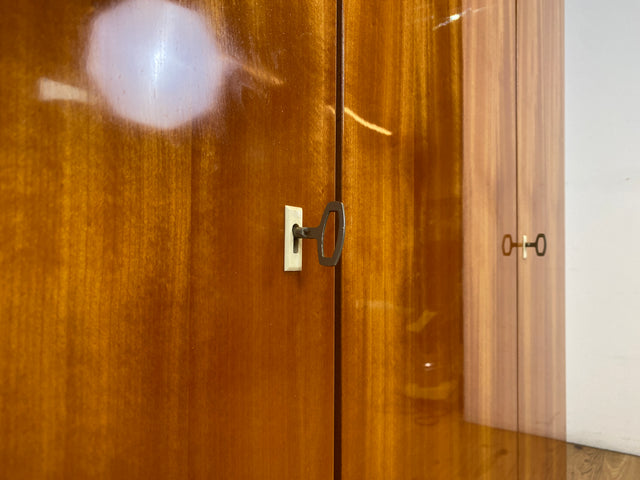 WMK I Das Glanzstück I Perfekt aufgeteilter Mid-Century Kleiderschrank aus 1967 mit Schubladen