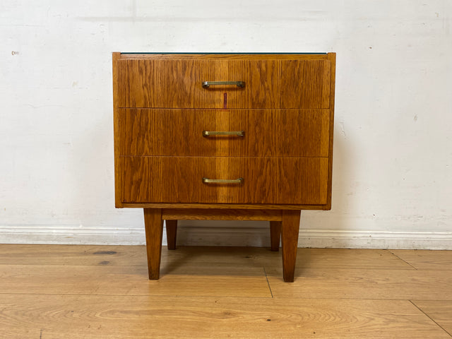 WMK I Stilvoller Mid-Century Nachttisch aus 1965 in Eiche mit Schubladen und Messinggriffen