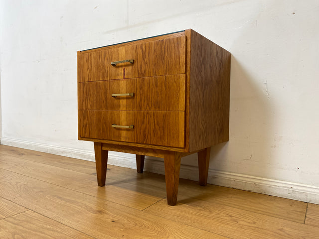 WMK I Stilvoller Mid-Century Nachttisch aus 1965 in Eiche mit Schubladen und Messinggriffen